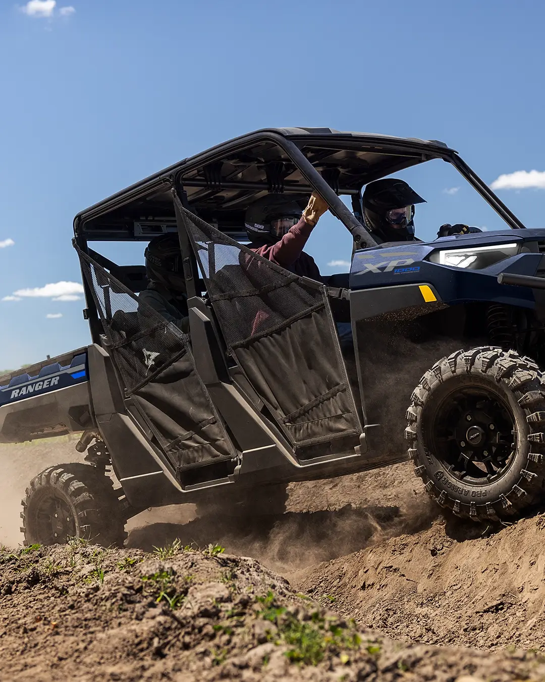 Can-Am Defender MAX ou Polaris Ranger Crew : quel SSV 6 places choisir ?