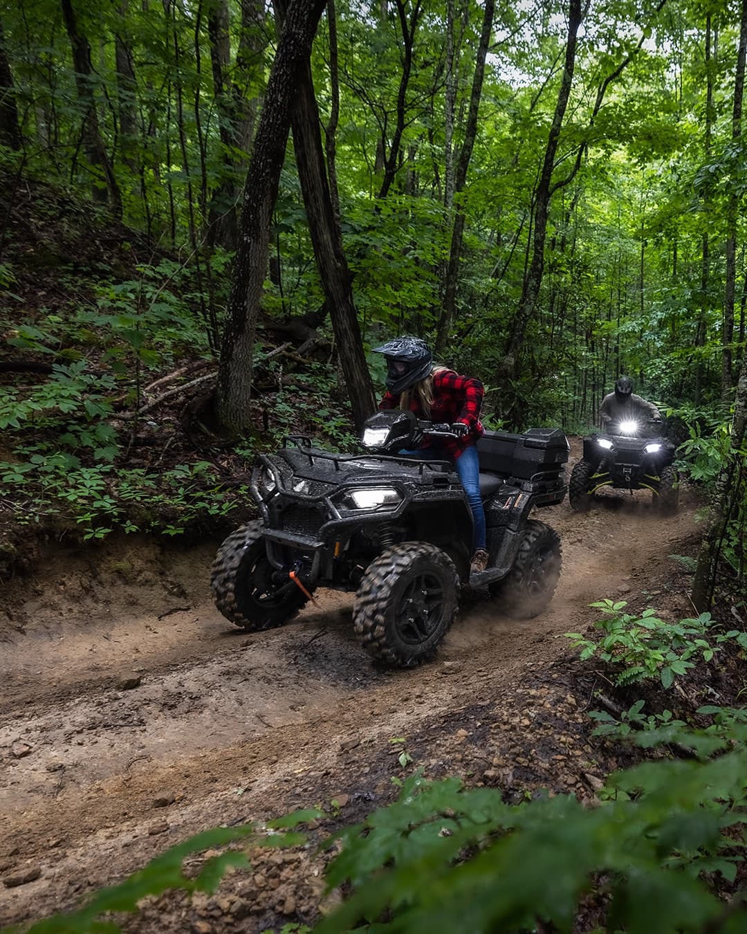Can-Am Outlander vs Polaris Sportsman : utilitaire vs polyvalent