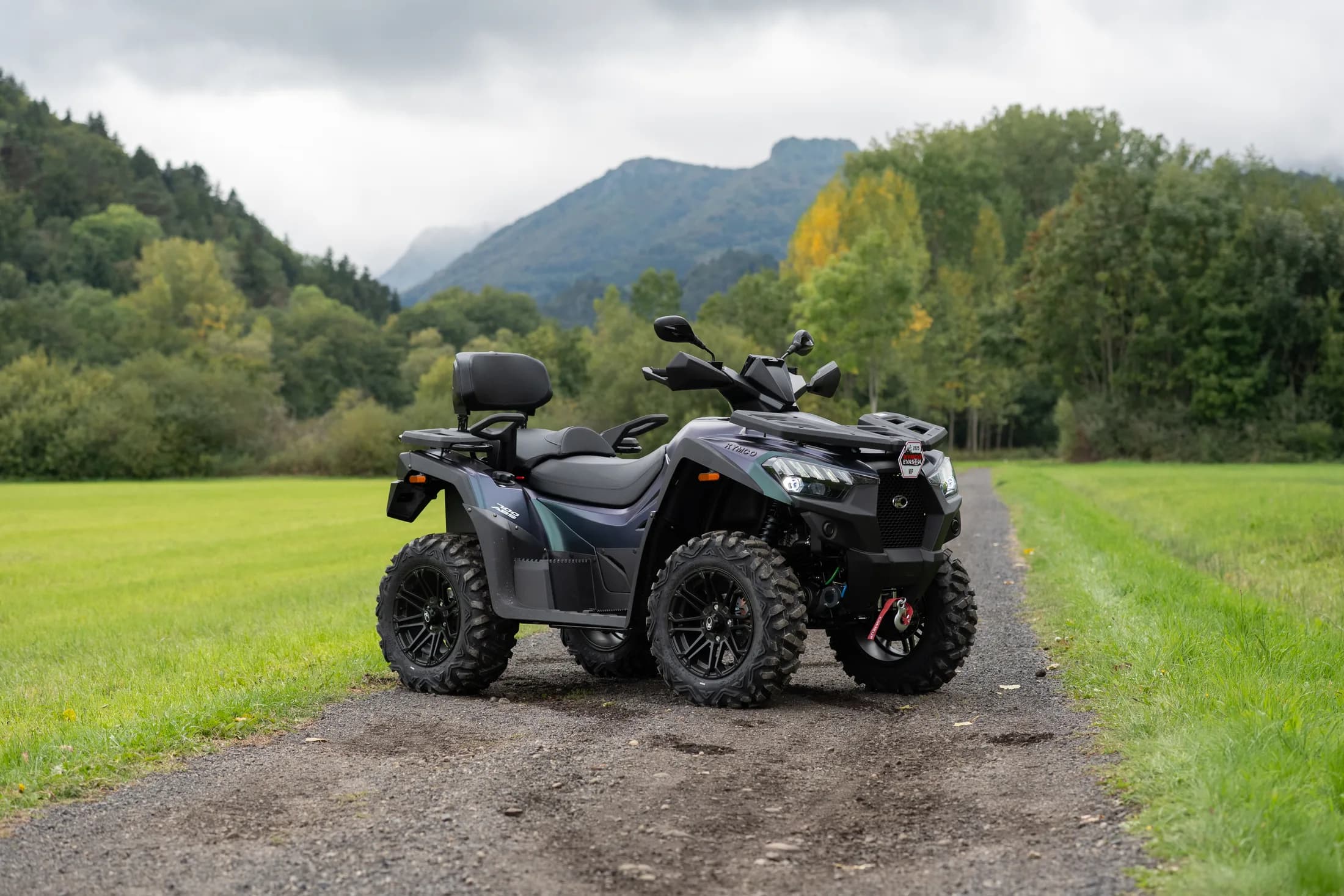Kymco MXU 700 Explorer sur un chemin de montagne