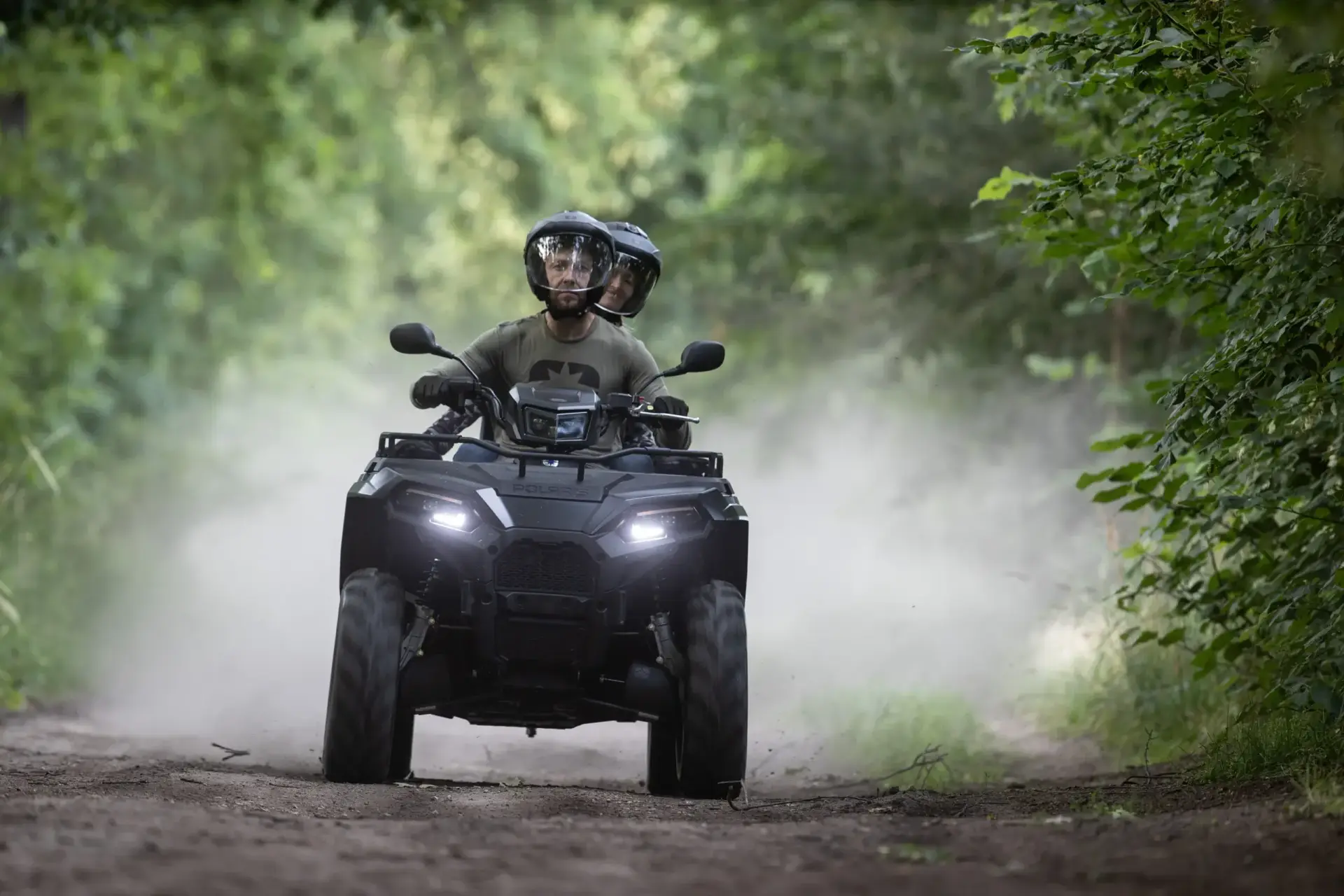 Polaris Sportsman lancé sur un chemin, la plateforme 570 qui devient 600 en 2027