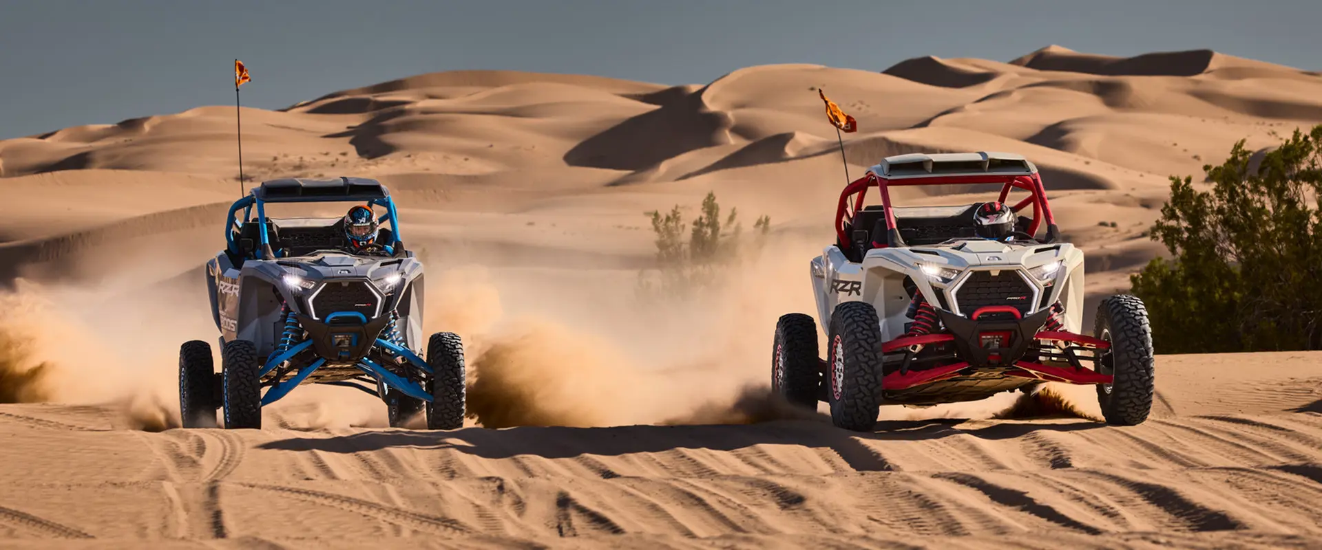 Polaris RZR Pro R Boost lancé à pleine vitesse dans les dunes