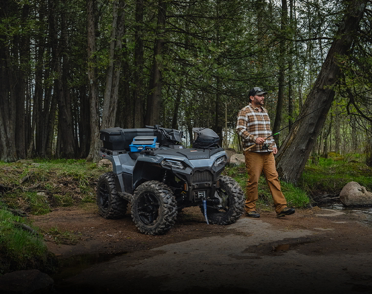 Polaris Sportsman 500 2027 en bord de rivière, prêt pour la pêche