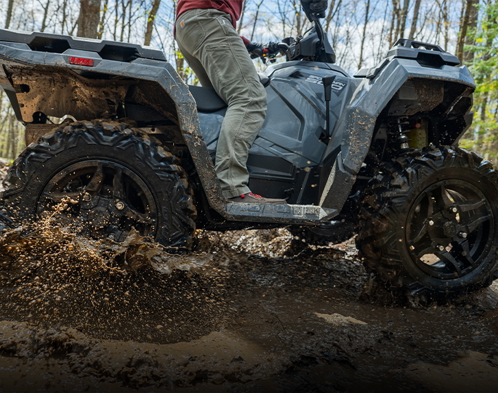 Polaris Sportsman 500 2027 en action dans la boue